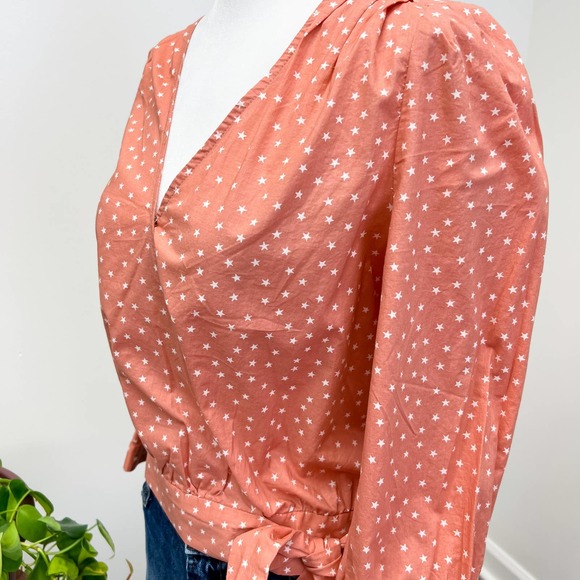 S Madewell Wrap Top in Star Scatter Coral V-Neck Star Print Blouse - Picture 2 of 9